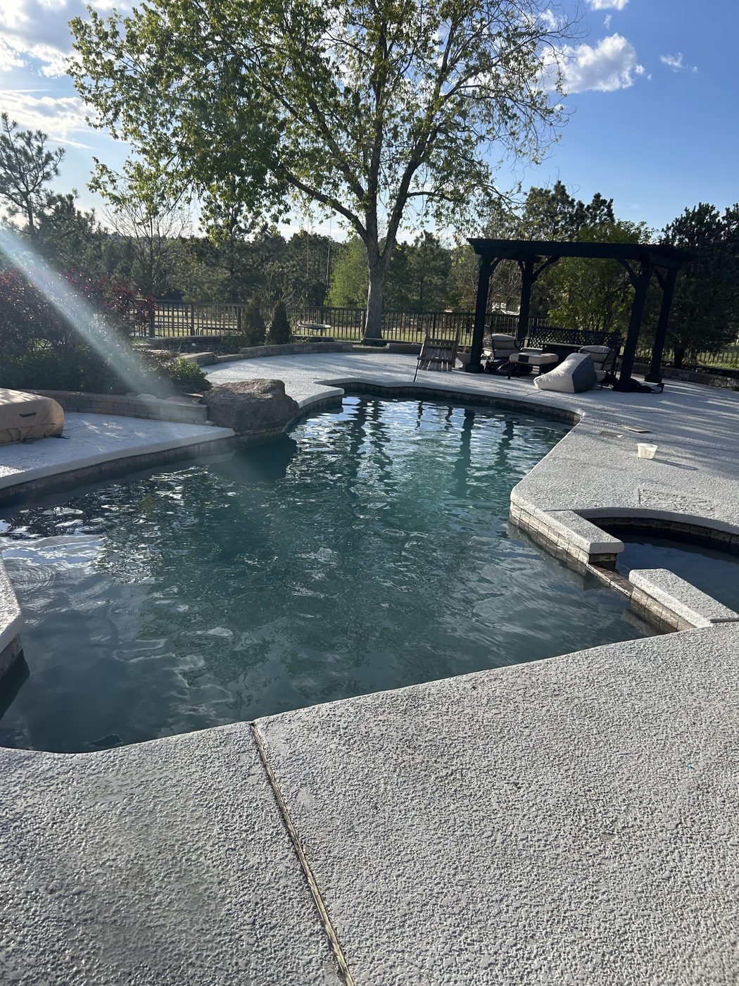 Beautiful freeform residential pool with spa and pergola — Denver metro